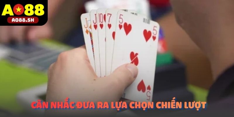 Các hội viên đang cân nhắc đưa ra những quân bài chiến lược.