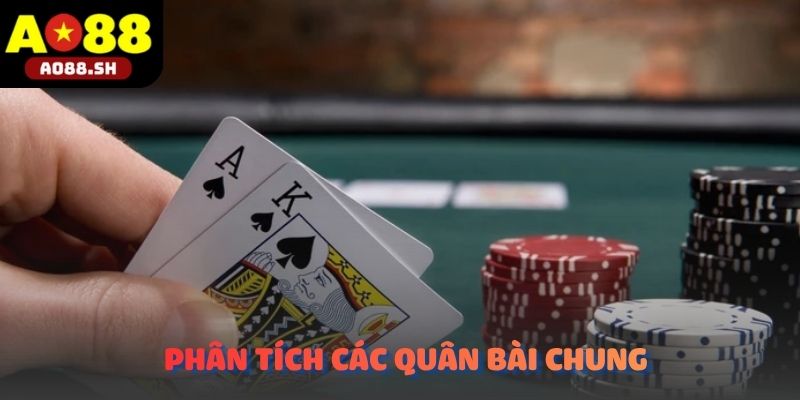 Hội viên đang tiến hành phân tích các quân bài chung trên bàn đấu.
